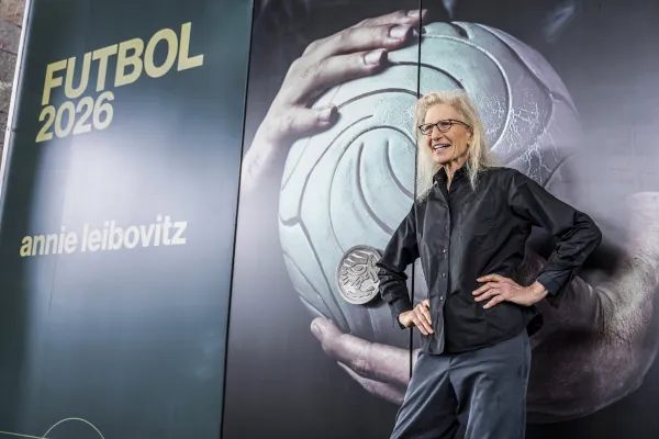 Annie Leibovitz en la entrada a la exposición Futbol 2026