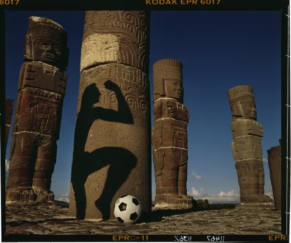 Atlantes de Tula de Allende, Hidalgo, ca. 1986. Imagen publicitaria para la Copa Mundial de Futbol, Mexico 86.