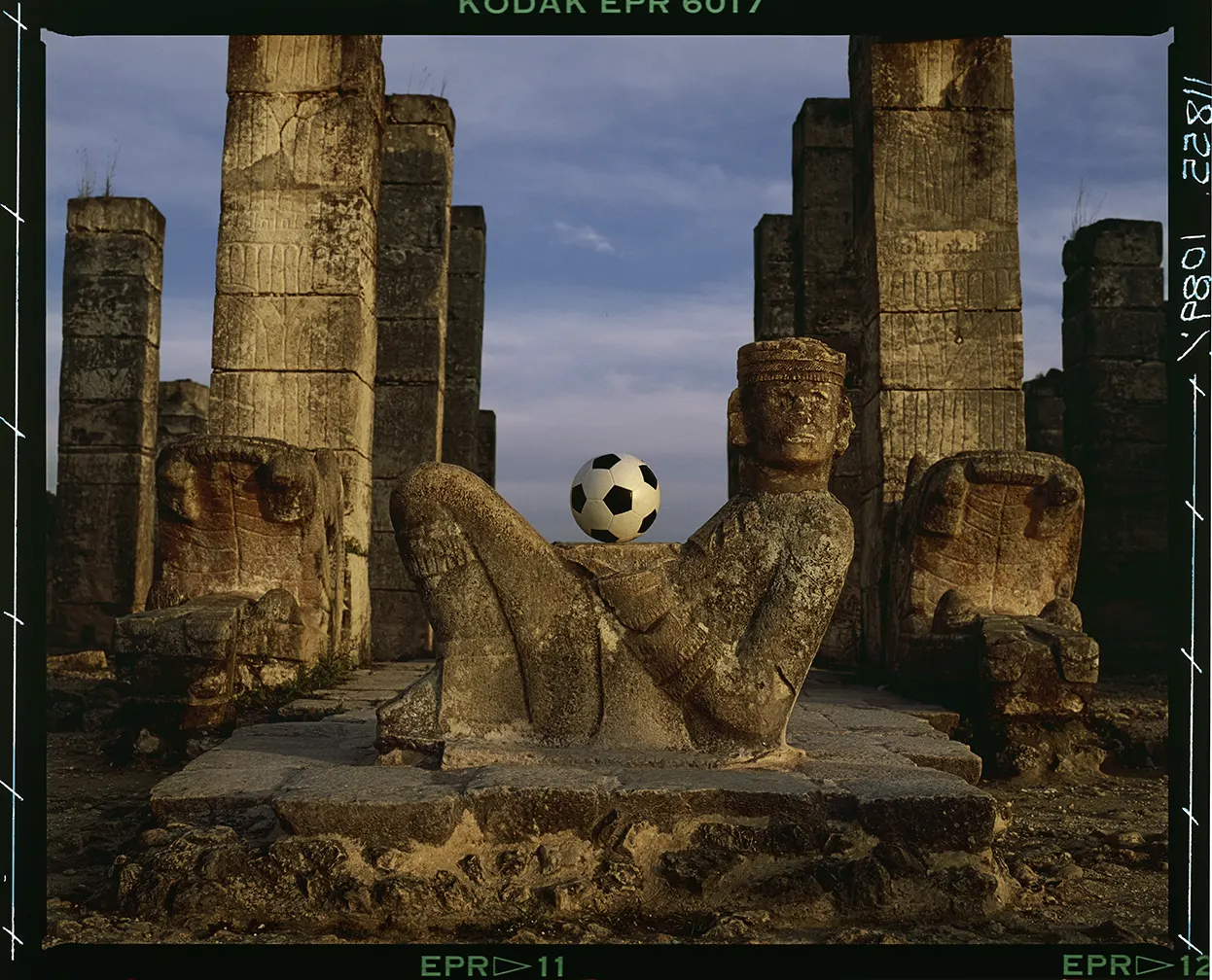 Imagen de Annie Leibovitz, serie de 1986: Chac-Mool, Templo de los Guerreros, Chichén-Itzá, Yucatán, México, 1986