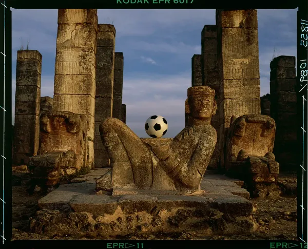Templo de los guerreros, Chichén Itzá, Yucatán, ca. 1986. Imagen publicitaria para la Copa Mundial de Futbol, Mexico 86. © Annie Leibovitz
