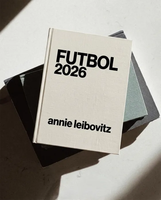 Portada y páginas interiores del libro Futbol 2026 annie leibovitz, Verlag RM, 2026.