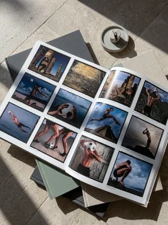 Páginas interiores del libro Futbol 2026 annie leibovitz.