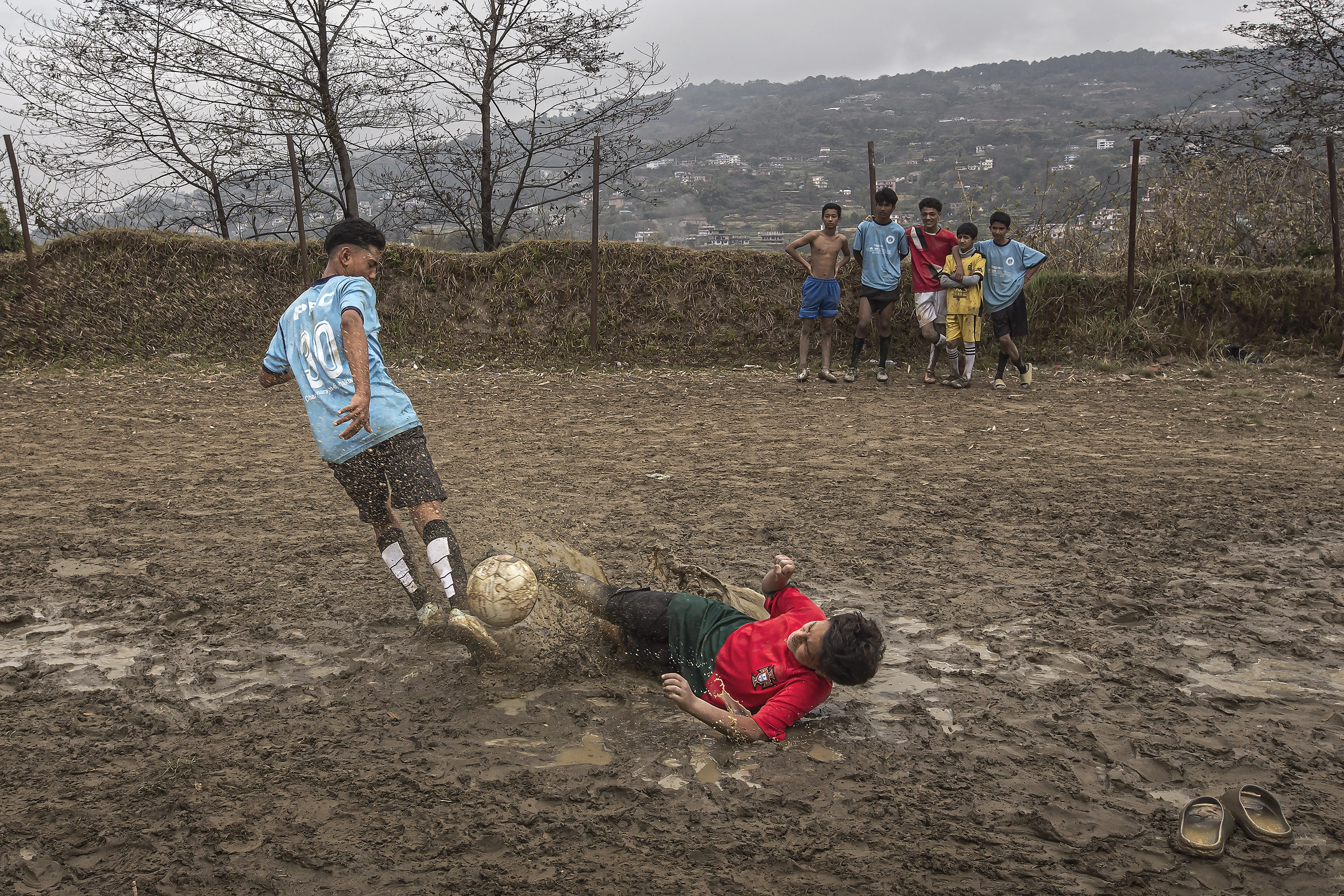 Haikun Liang. Scramble, Katmandú, Nepal, 2024.
